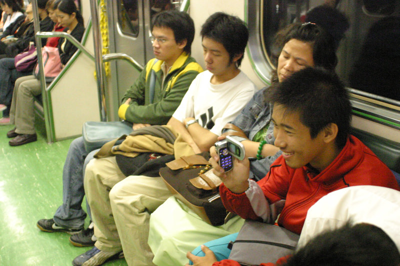 台灣鐵路旅遊攝影電車-區間車交談的旅客2005攝影照片26